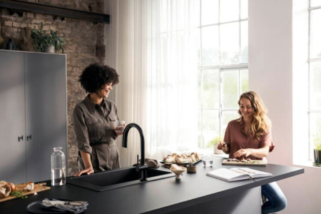 Смеситель для кухни с подключением к фильтру Hansgrohe Aqittura 76803670 черный матовый фото
