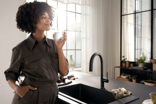 Смеситель для кухни с подключением к фильтру Hansgrohe Aqittura 76803670 черный матовый фото