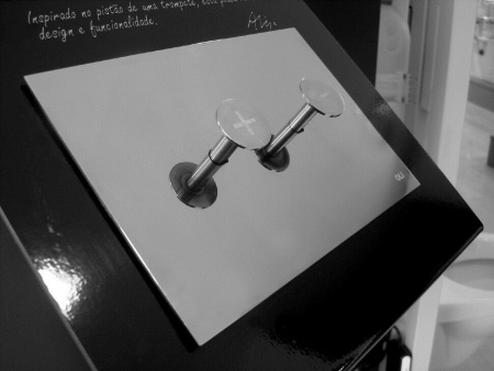 Клавиша смыва Oli Trumpet 046198 хром матовый фото