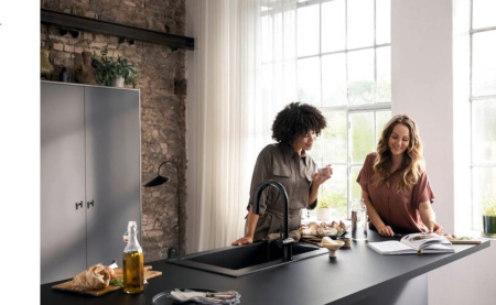 Смеситель для кухни с подключением к фильтру Hansgrohe Aqittura 76803670 черный матовый фото