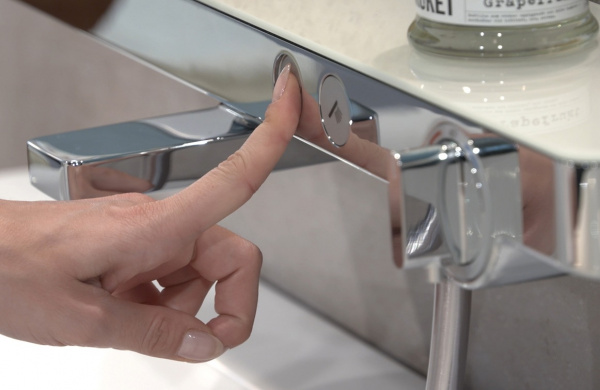 Термостатический смеситель для ванны с душем Hansgrohe ShowerTablet Select 13183400 хром/белый фото