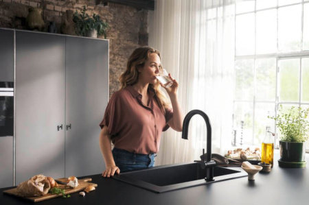 Смеситель для кухни с подключением к фильтру Hansgrohe Aqittura 76803670 черный матовый фото