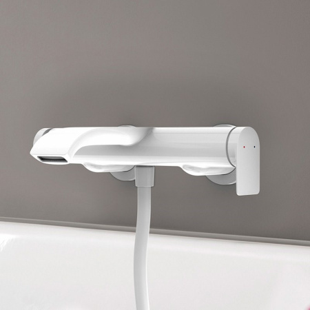 Смеситель для ванны с душем Hansgrohe Vivenis 75420700 белый матовый фото