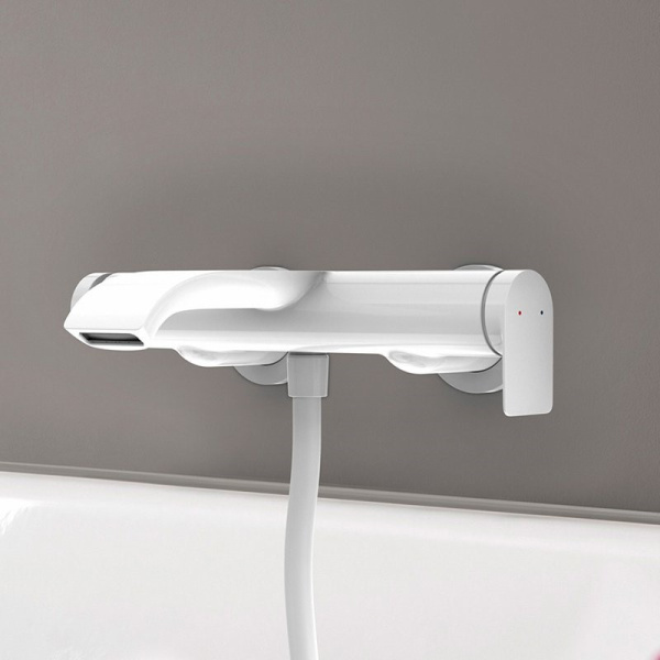 Смеситель для ванны с душем Hansgrohe Vivenis 75420700 белый матовый фото