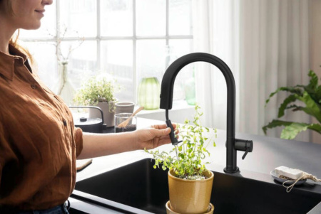 Смеситель для кухни с подключением к фильтру Hansgrohe Aqittura 76803670 черный матовый фото