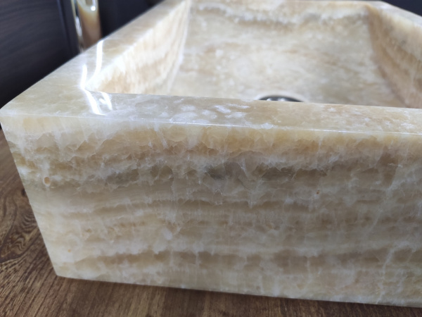 Накладная раковина из оникса Indo Prau Yellow Kecil OP-00146 фото