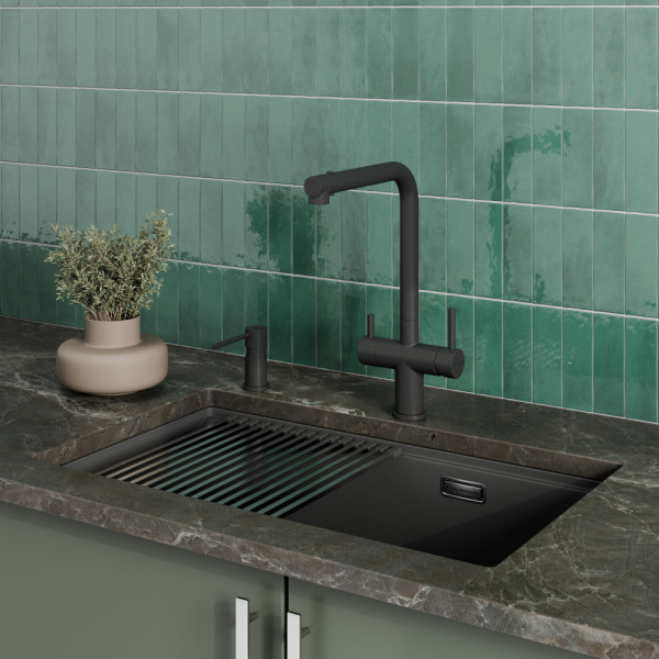 Смеситель для кухни под фильтр с вытяжной лейкой Milacio Ultra Monte MCU.561.TB черный фото