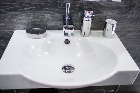 Подвесная раковина Sanita luxe Infinity 65 с кронштейнами и полотенцедержателем INF65SLWB01KR фото