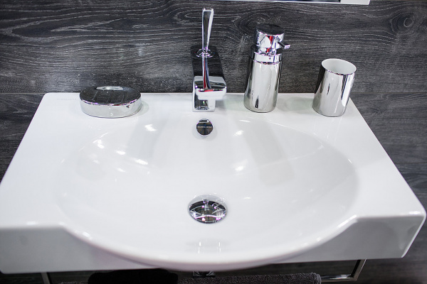 Подвесная раковина Sanita luxe Infinity 65 с кронштейнами и полотенцедержателем INF65SLWB01KR фото