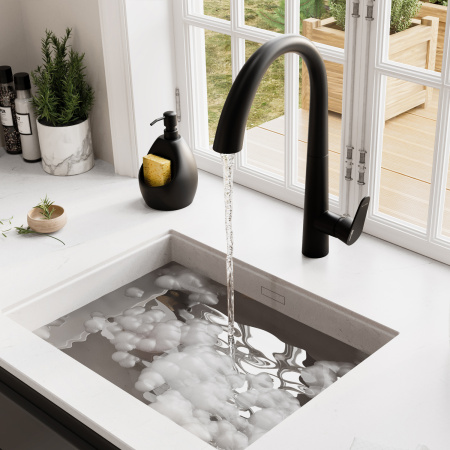 Смеситель для кухни с выдвижной лейкой WasserKRAFT A8667 черный матовый фото