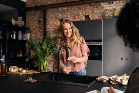 Смеситель для кухни с подключением к фильтру Hansgrohe Aqittura 76803670 черный матовый фото