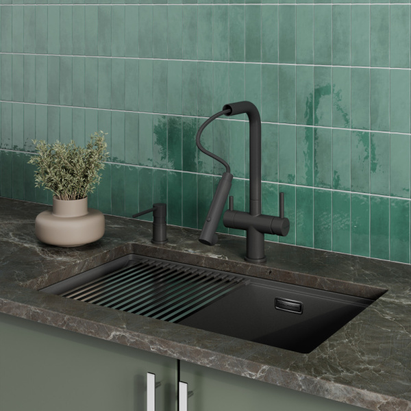 Смеситель для кухни под фильтр с вытяжной лейкой Milacio Ultra Monte MCU.561.TB черный фото