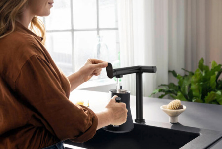 Смеситель для кухни с подключением к фильтру Hansgrohe Aqittura 76804670 черный матовый фото