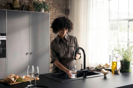 Смеситель для кухни с подключением к фильтру Hansgrohe Aqittura 76803670 черный матовый фото
