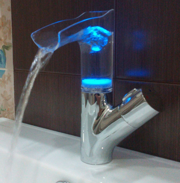 Смеситель для раковины Rossinka Z Z35-30 с подсветкой фото