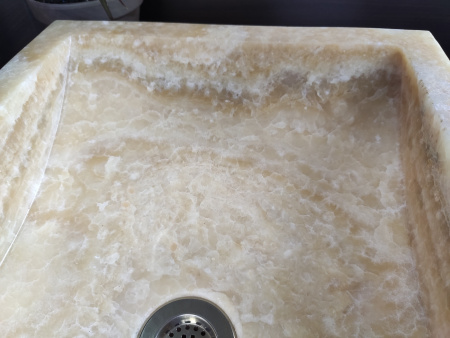 Накладная раковина из оникса Indo Prau Yellow Kecil OP-00146 фото