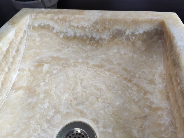 Накладная раковина из оникса Indo Prau Yellow Kecil OP-00146 фото