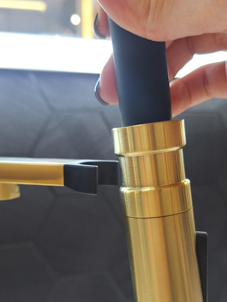 Смеситель для кухни с подключением к фильтру AltroBagno Flusso 050202BG матовое золото фото