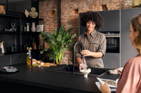 Смеситель для кухни с подключением к фильтру Hansgrohe Aqittura 76803670 черный матовый фото