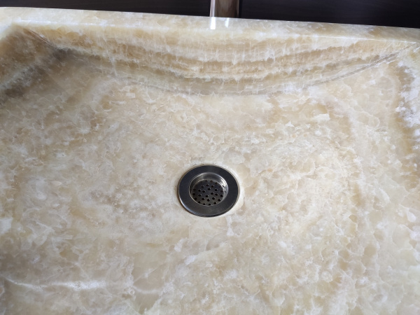 Накладная раковина из оникса Indo Prau Yellow Kecil OP-00146 фото